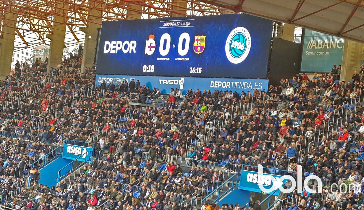 Suasana Stadion yang dipenuhi fans Super Depor saat mendukung tim kesayangannya Deportivo La Coruna berlaga melawan Barcelona di Stadion Riazor. (Bola.com/Okky Herman Dilaga)
