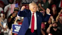 Trump merayakan tonggak awal masa kepemimpinan keduanya dengan menggelar kampanye akbar di Michigan. (JEFF KOWALSKY/AFP)