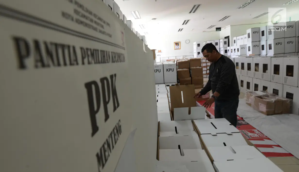 Petugas Pemilihan Kecamatan (PPK) Menteng memeriksa kotak suara pemilihan umum (Pemilu) 2019 di Kecamatan Menteng, Jakarta, Selasa (26/3). Sebanyak 68.132 surat suara yang siap didistribusikan ke tiap-tiap TPS Kecamatan Menteng. (merdeka.com/Imam Buhori)