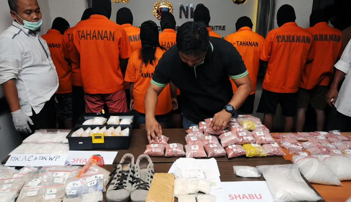 Dit Resnarkoba Polda Metro Jaya menggelar sejumlah barang bukti narkoba di Mapolda Metro Jaya, Kamis (13/11/2014). (Liputan6.com/Helmi Fithriansyah)