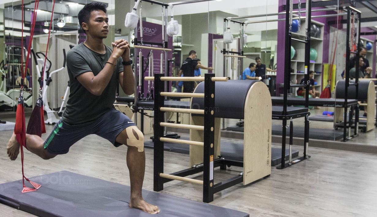 Bek Timnas Indonesia U-22, Bagas Adi Nugroho, menjalani terapi pemulihan di Cardea, Jakarta, Senin (31/7/2017). Lutut kiri dari pemain Arema FC ini mengalami cedera usai melakukan tekel pada kualifikasi Piala Asia U-23. (Bola.com/Vitalis Yogi Trisna)
