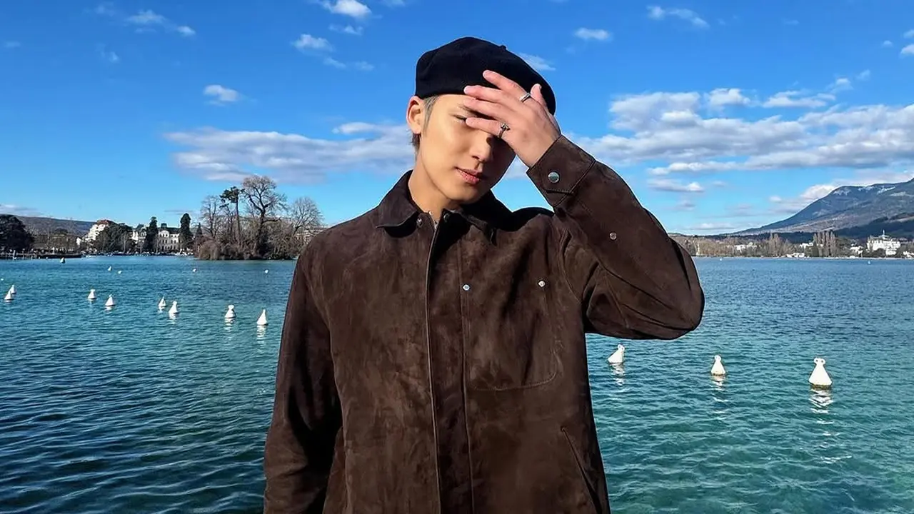 Gaya Boyfriend Material Mingyu di Pinggir Danau, Bakal Hadiri Dior Women's Autumn-Winter 2025 Show Paris Fashion Week