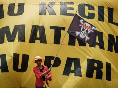 Seorang warga Pulau Pari, Jakarta Utara, berpakaian layaknya tokoh utama anime Jepang One Piece, saat aksi unjuk rasa di depan kantor Kementerian Kelautan dan Perikanan di Jakarta pada Rabu 8 Oktober 2025. (Yasuyoshi CHIBA/AFP)