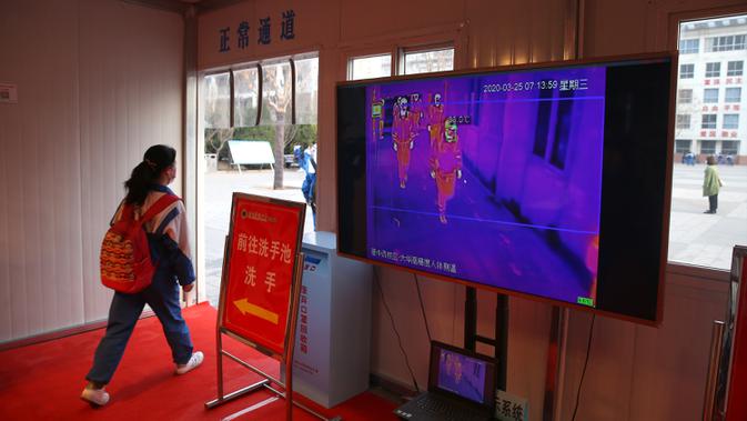 Sistem pemantauan suhu tubuh terlihat di sebuah sekolah menengah pertama di Yinchuan, Daerah Otonom Etnis Hui Ningxia, China barat laut, Rabu (25/3/2020). Para siswa tahun terakhir sekolah menengah pertama dan sekolah menengah atas di Yinchuan kembali masuk sekolah. (Xinhua/Jia Haocheng)