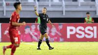 Pertandingan yang digelar di Stadion Gelora Bung Tomo itu dipimpin wasit wanita asal Korea Selatan, Oh Hyeon-jeong. Dalam melaksanakan tugasnya, wasit berusia 34 tahun itu ditemani dua rekannya yang juga wanita dan berasal dari Korea Selatan. (Bola.com/Ikhwan Yanuar)