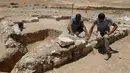 Pekerja dari otoritas barang antik Israel meneliti reruntuhan salah satu masjid kuno, di kota Rahat, gurun Negev pada 18 Juli 2019. Masjid ini ditemukan dalam kondisi terbuka, berbentuk persegi panjang dengan mimbar menghadap ke selatan menuju Makkah. (MENAHEM KAHANA/AFP)