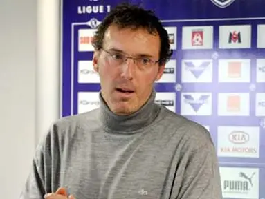 Bordeaux's coach Laurent Blanc takes part in a press conference on November 14, 2008, two days ahead of the French L1 football match Lyon vs. Bordeaux. AFP PHOTO PIERRE ANDRIEU 