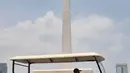 Petugas keamanan saat berkeliling di kawasan Monas, Jakarta, Minggu (15/3/2020). Gubernur Anies Baswedan menutup tempat wisata di DKI Jakarta seperti Monas, Ragunan, dan museum yang dikelola Pemprov DKI selama dua pekan ke depan guna mencegah penyebaran Covid-19. (merdeka.com/Iqbal S. Nugroho)