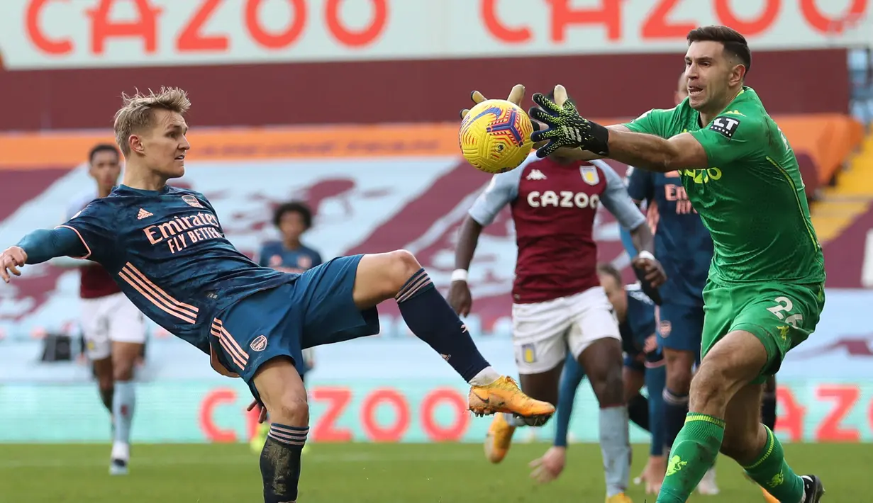 Peluang emas juga diperoleh Arsenal lewat tendangan voli dari Martin Odegaard yang masih melambung ke atas gawang Emiliano Martinez. (Foto: AFP/Pool/Catherine Ivill)