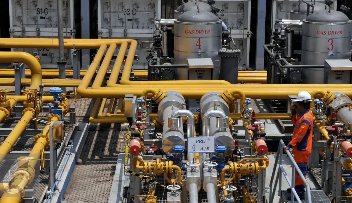 Teknisi mengawasi pengoperasian instalasi produksi tekanan gas di Compressed Natural Gas (CNG), Bekasi, Selasa (8/9/2015). CNG Plantt berkontribusi 5-10 % terhadap total daya listrik 2045 MW menjadi 20-30 % pada tahun 2016. (Liputan6.com/Johan Tallo)