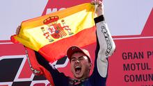 Jorge Lorenzo melakukan selebrasi mengibarkan bendera kebangsaannya, Spanyol. usai sukses menjadi juara dunia MotoGP 2015 di seri terakhir Grand Prix Valencia di Sirkuit Ricardo Tormo di Valencia, Spanyol, Minggu (8/11). (REUTERS/Heino Kalis)