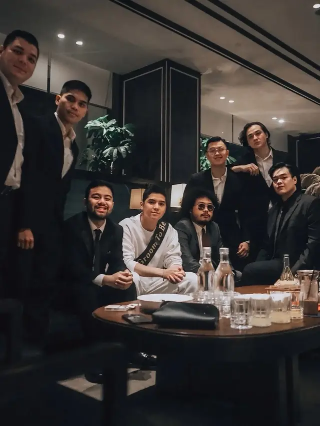 Tampil Kasual Serba Putih, Gaya Al Ghazali saat Dapat Kejutan Bro-dal Shower dari Para Sahabat