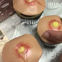 Bukannya ingin makan, kamu bakal jijik lihat kue jerawat yang satu ini. (Via: boredpanda.com)