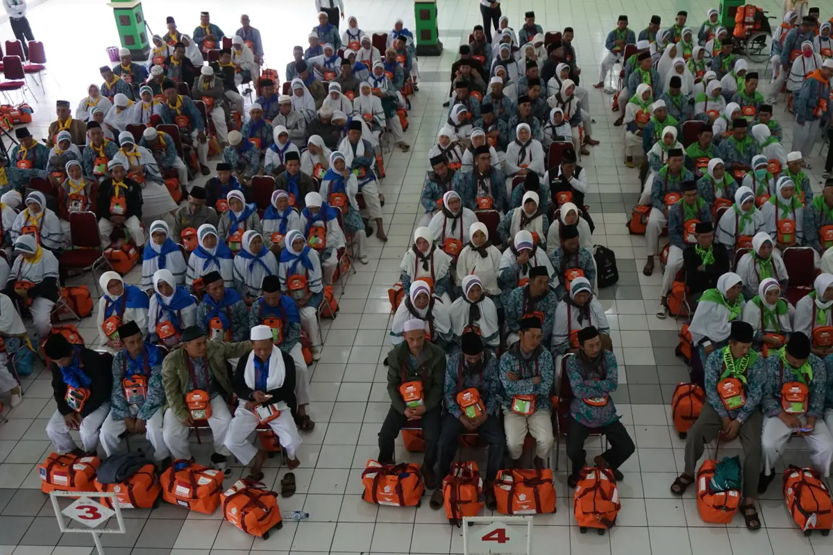 Calon jemaah haji kloter I asal Banjarnegara tiba di Asrama haji Donohudan Boyolali, Kamis 27 Juli 2017