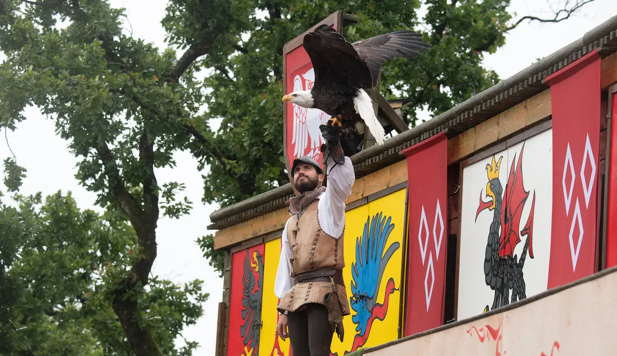 Seorang aktor tampil di taman hiburan Puy du Fou di Les Epesses, Vendee, Prancis barat (11/6/2020). Taman hiburan Puy Du Fou dibuka kembali untuk pengunjung pada Kamis (11/6) setelah ditutup selama hampir tiga bulan karena pandemi COVID-19. (Xinhua/Jack Chan)