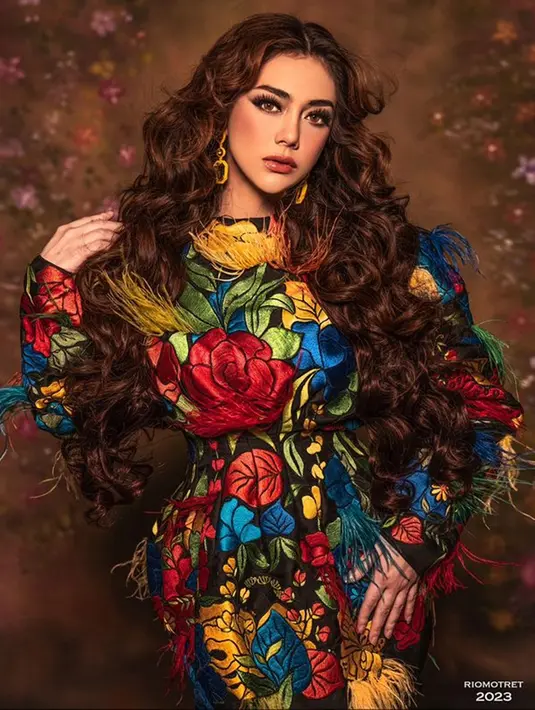 Celine Evangelista juga terlihat memakai sebuah dress dengan motif bunga serta daun berwarna-warni. Rambut panjang yang dibuat keriting ini bahkan membuatnya terlihat semakin menawan. (Liputan6.com/IG/@celine_evangelista)
