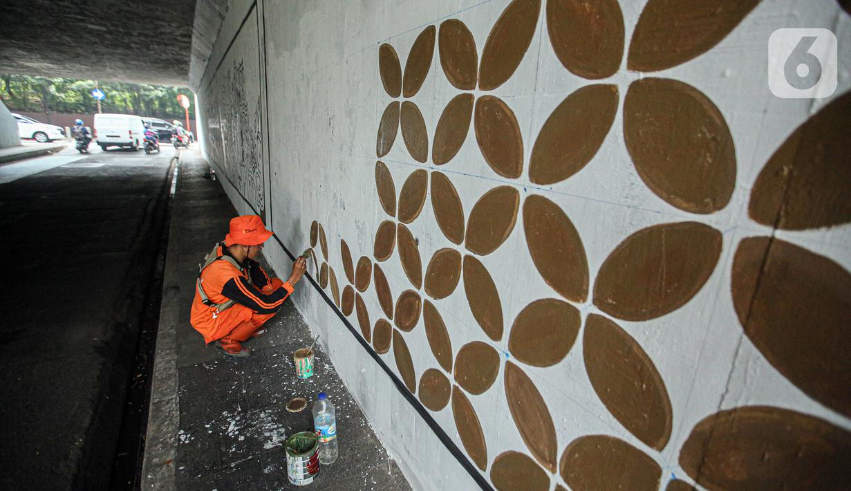 Berbagai gambar dilukis petugas PPSU pada tembok kolong Semanggi. (Liputan6.com/Faizal Fanani)