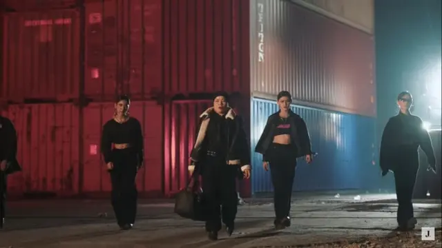 Oma Gala Sky bergaya mafia saat jadi iklan model