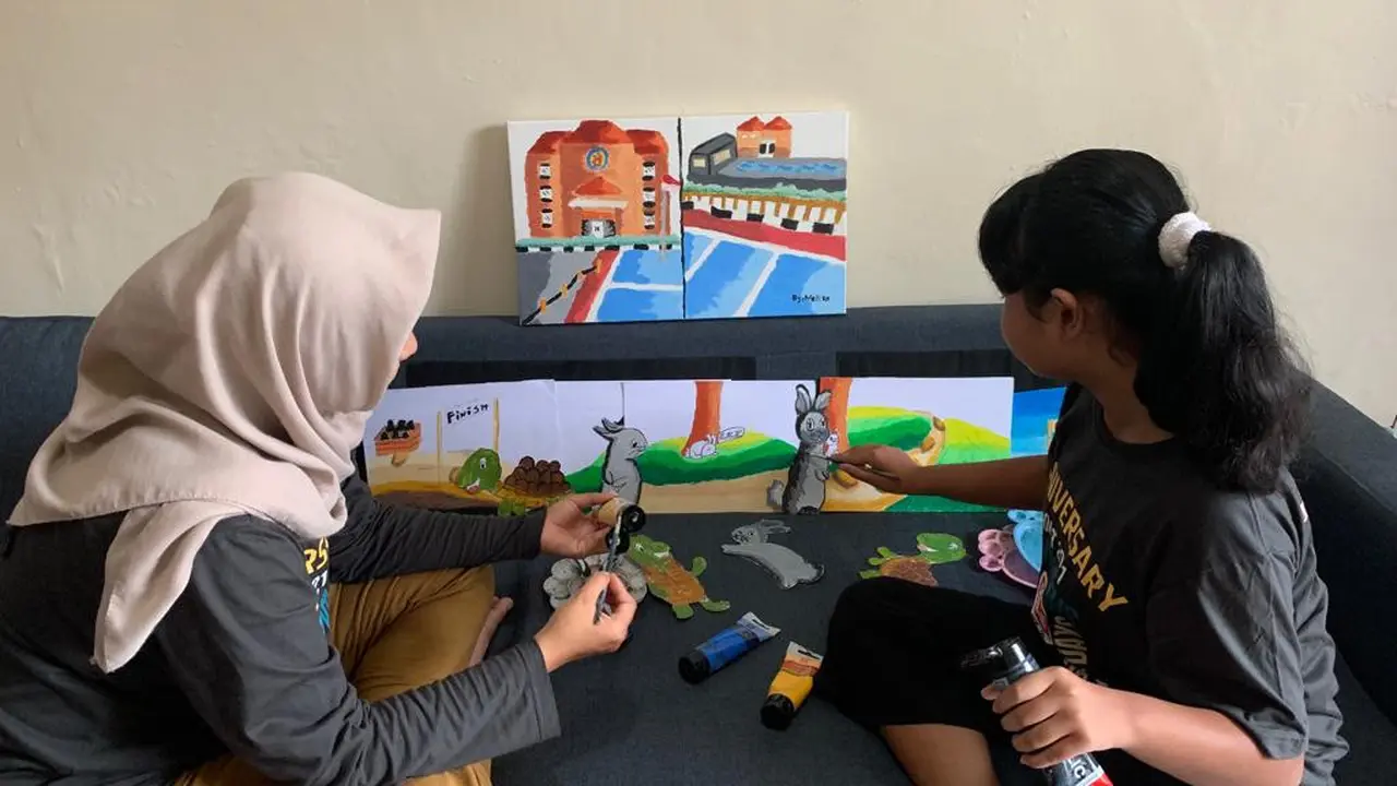 Saat bunda temani Mallika melukis