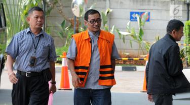 Bupati Tulungagung nonaktif Syahri Mulyo (tengah) tiba di Gedung KPK, Jakarta, Selasa (2/10). Syahri diperiksa sebagai tersangka untuk pengembangan kasus dugaan suap dari pengusaha Susilo Prabowo. (Merdeka.com/Dwi Narwoko)