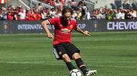 Barcelona dan Real Madrid bersaing merekrut bek Manchester United, Daley Blind, yang kontrak berakhir pada 30 Juni 2018. (AFP/Beck Diefenbach)