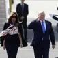 Donald Trump memberi hormat kepada pasukan kehormatan saat tiba bersama ibu negara, Melania Trump, di Bandara Stansted di Inggris, 3 Juni 2019. (AP)