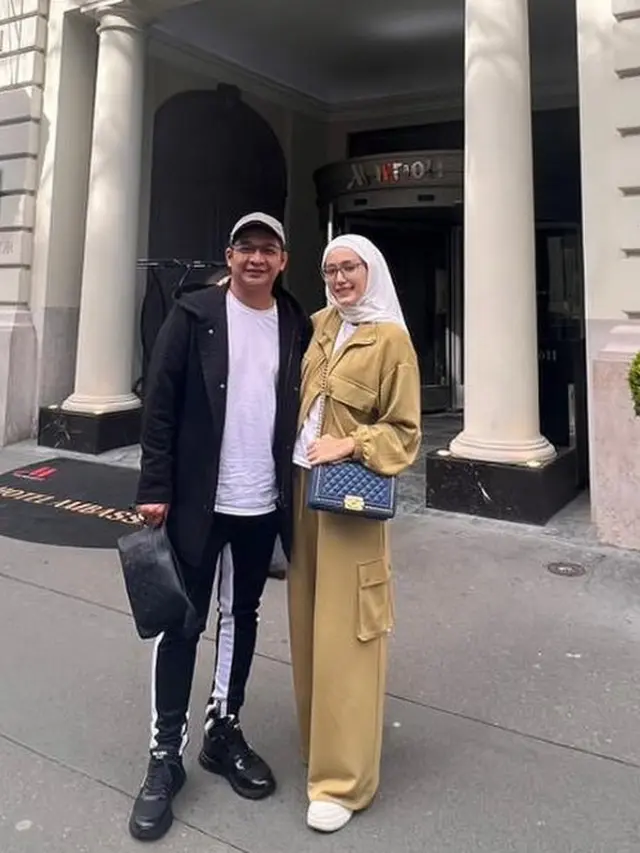 Gaya Adelia Pasha Liburan di Paris Bersama Suami saat Ramadan. [@adeliapasha]