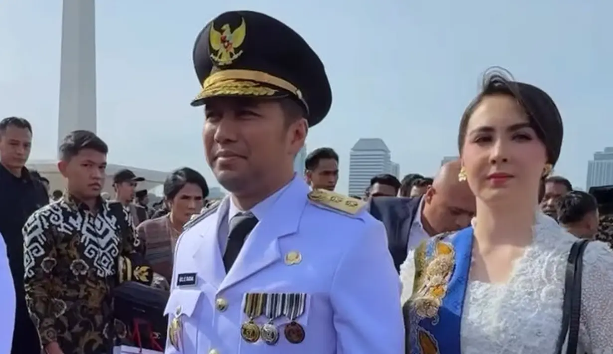 <p>Emil Dardak dan Arumi Bachsin di pelantikan kepala daerah. [@arumibachsin_94]</p>