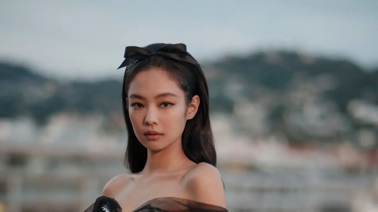 10 Pesona Jennie BLACKPINK Pakai 3 Outfit Berbeda saat Debut di Cannes Film Festival 2023