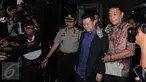 Direktur PT Agung Sedayu Group, Richard Halim Kusuma (tengah) menunduk sambil tersenyum saat keluar gedung KPK Jakarta, Rabu (20/4/2016). Richard diperiksa terkait dugaan suap pembahasan  raperda reklamasi Teluk Jakarta. (Liputan6.com/Helmi Fithriansyah)