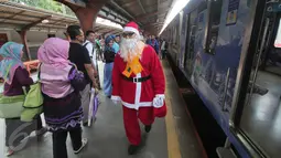 Sinterklas berjalan menyusuri stasiun untuk membagikan hadiah kepada para penumpang KRL di Jakarta, Jumat (25/12/2015). Keberadaan Sinterklas ini merupakan bentuk pelayanan KCJ dalam memperingati hari Natal. (Liputan6.com/Angga Yuniar)