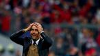 Ekspresi pelatih Bayern Munchen, Pep Guardiola, setelah anak asuhnya mencetak lima gol ke gawang Wolfsburg dalam sembilan menit dalam laga Bundesliga di Munchen, Selasa (22/9/2015). (Reuters/Michaela Rehle)