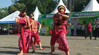Tari Topeng Cirebon, suguhan menarik dari para Polwan Cantik Polres Cirebon menghibur pemudik yang kembali ke Jakarta. Foto (Liputan6.com / Panji Prayitno)
