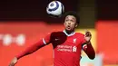 Trent Alexander-Arnold diberikan kesempatan bermain oleh tim utama Liverpool pada tahun 2016 setelah ia bermain apik bagi Liverpool U-18. Padahal, biasanya untuk masuk ke skuad utama harus melewati uji coba di skuad U-23 terlebih dahulu. (Foto: AFP/Pool/Martin Rickett)