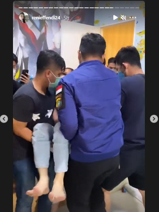 Dramatis, Ini 6 Potret Detik-detik dr. Richard Dijemput Paksa Polisi yang Disaksikan Istri