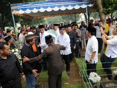 Setelah disemayamkan di rumah duka, jenazah ayahanda Nia Ramadhani, Priya Ramadhani dimakamkan, Sabtu (08/03/14) (Liputan6.com/Rini Suhartini)