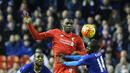 Penyerang Liverpool, Christian Benteke (tengah) mencoba merebut bola dari pemain Leicester City, N'Golo Kante (kanan) pada liga Premier Inggris di Stadion Anfield, Liverpool, Sabtu (26/12/2015). Liverpool menang 1-0. (AFP Photo/Lindsey Parnaby)
