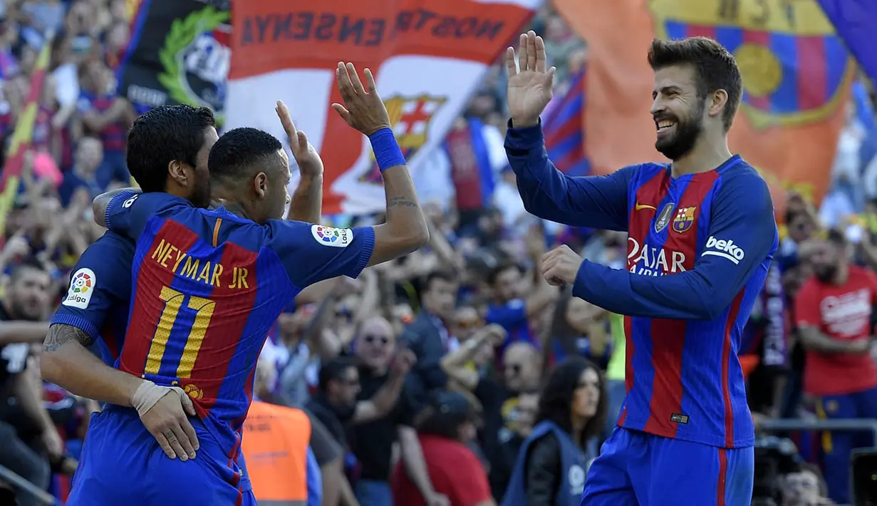 Para pemain Barcelona merayakan gol ketiga yang dicetak Luis Suarez ke gawang Deportivo pada laga La Liga di Stadion Nou Camp, Barcelona, Sabtu (15/10/2016). Barcelona menang 4-0 atas Deportivo. (AFP/Lluis Gene)
