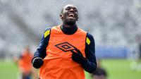 Pelari tercepat dunia, Usain Bolt tertawa saat mengikuti latihan di Central Coast Stadium, Gosford, Australia, (21/8). Bolt akan memulai debutnya di sepak bola Australia dengan bermain untuk Central Coast Mariners. (AFP Photo/Saeed Khan)