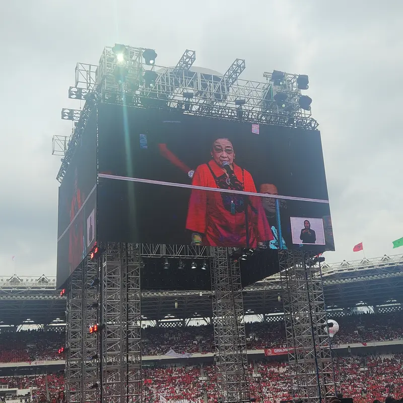 Ketua Umum PDI Perjuangan (PDIP) Megawati Sukarnoputri di hadapan pendukung Ganjar-Mahfud yang hadir di Stadion Utama GBK, Jakarta, Sabtu (3/2) (Istimewa)