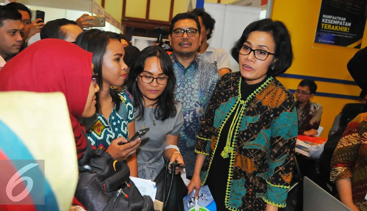 Sri Mulyani berbincang dengan peserta usai membuka pameran pendidikan tinggi LPDP Edufair 2017 di Kantor Kemenkeu, Jakarta, Selasa (31/1). Pameran di gelar di tiga tempat, yakni di Jakarta, Surabaya dan Yogyakarta. (Liputan6.com/Angga Yuniar)