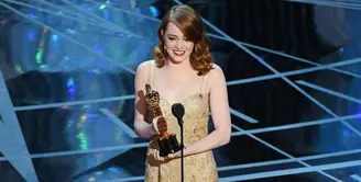 Emma Stone kembali berhasil membuktikan kepiawaiannya berakting lewat penghargaan yang diterimanya di Oscar 2017. Menang sebagai Best  Actress, Emma pun menyampakian kalimat manis untuk seseorang. (AFP/Bintang.com)