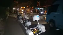 Sejumlah polisi amankan lokasi kejadian dimana Aremania diserang di Mojokerto (Liputan6.com/Dian Kurniawan)