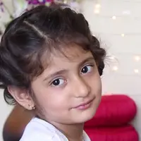 Orangtua yang aktif di luar rumah bisa ikuti tutorial ini untuk tata rambut anak sebelum berangkat sekolah.