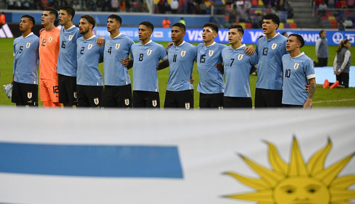 Para pemain starting XI Timnas Uruguay U-20 berbaris menyanyikan lagu kebangsaan Uruguay sebelum dimulainya laga perempatfinal Piala Dunia U-20 2023 menghadapi Amerika Serikat di Madre de Ciudades Stadium, Santiago  Argentina (4/6/2023). Uruguay menjadi negara dengan capaian prestasi terbaik dari keempat semifinalis Piala Dunia U-20 2023. Tercatat, Uruguay pernah dua kali menjadi runner-up pada edisi 1997 dan 2013. Pada 1997 di Malaysia, Uruguay takluk 1-2 dari Argentina di partai final, sementara pada 2013 di Turki mereka tunduk 1-4 lewat adu penalti dari Prancis. (AFP/Luis Robayo)
