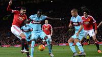 Bek Manchester United, Chris Smalling, dijaga dengan ketat oleh gelandang West Ham United, Cheikhou Kouyate, dalam laga yang berakhir dengan skor 0-0  di Old Trafford, Sabtu (5/12/2015) malam WIB. (AFP/OLI SCARFF).