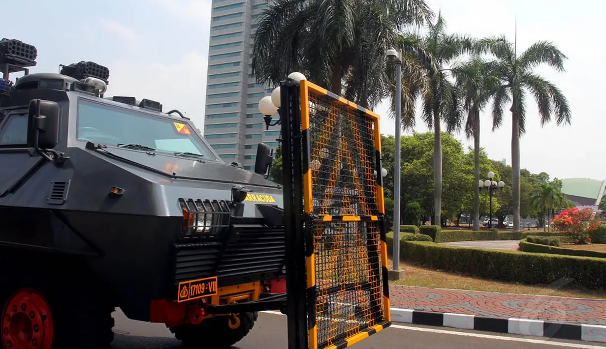 Sejumlah pasukan dan kendaraan taktis  pun sudah disiagakan di sekitar Gedung MPR/DPR RI Jakarta, (19/10/14). (Liputan6.com/Johan Tallo)