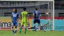 Vladimir Vujovic (2kanan) saat mencetak gol ke gawang Bhayangkara United pada lanjutan Torabika SC 2016 di Stadion Wibawa Mukti, Cikarang, Rabu (12/10/2016). (Bola.com/Nicklas Hanoatubun)