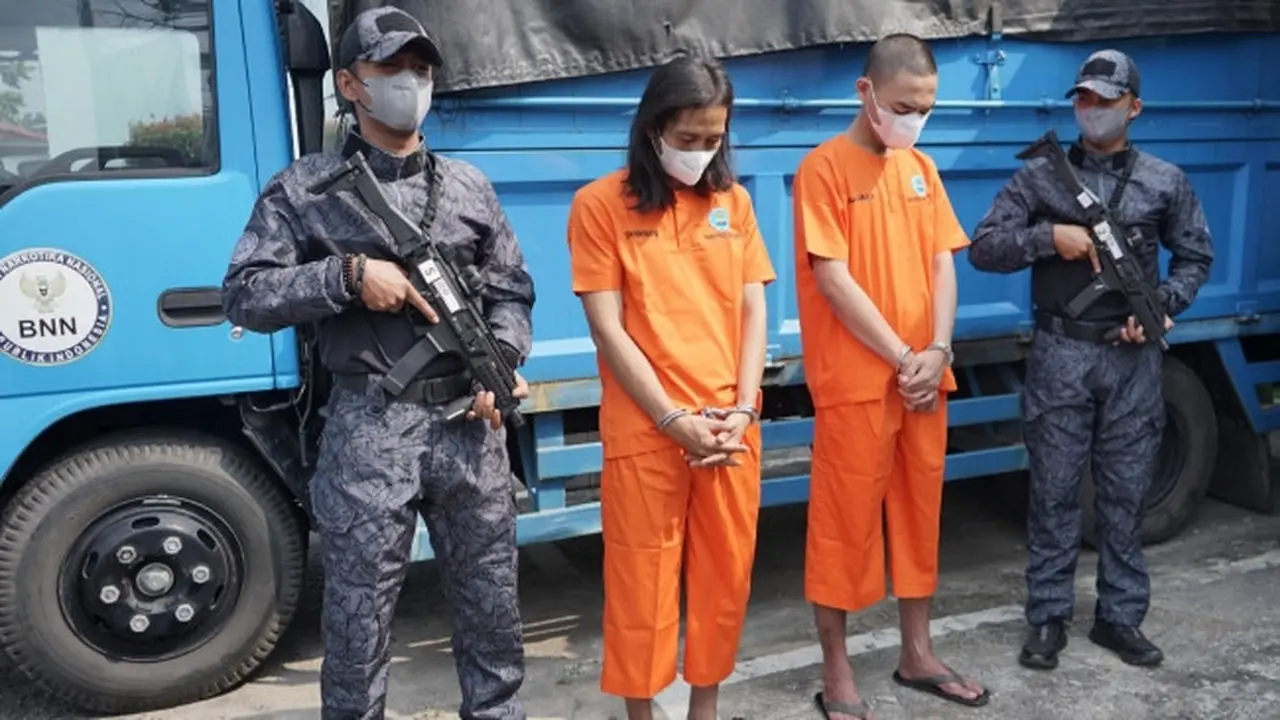 Tersangka penyelundupan sabu yang ditangkap oleh BNN Riau, salah satunya melalui sepatu di Bandara Sultan Syarif Kasim II.