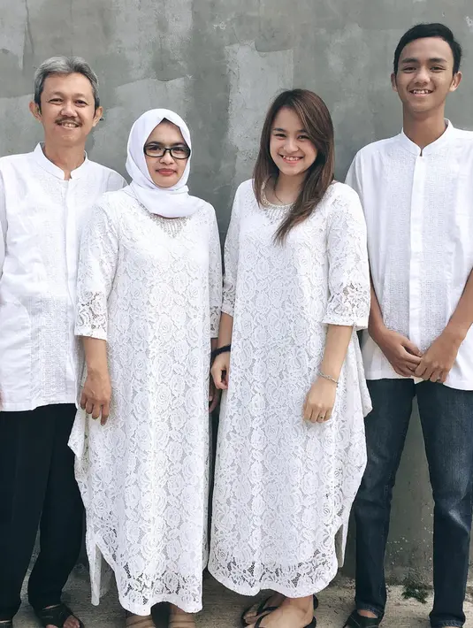 Gadis berusia 25 tahun ini terlihat selalu kompak dan akrab bersama keluarga saat merayakan Idul Fitri. (Liputan6.com/IG/@melatidaeva)